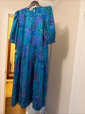 Adrianna Papell Silk Ruff Short Sleeve Pleated Blue Floral Midi Dress Size: 6
